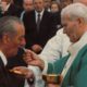 Flavio Fiorletta che riceve la comunione da Papa Woytila