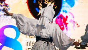 Danzatrice ciociara sul palco del Festival Internazionale del Folklore Flavio Fiorletta