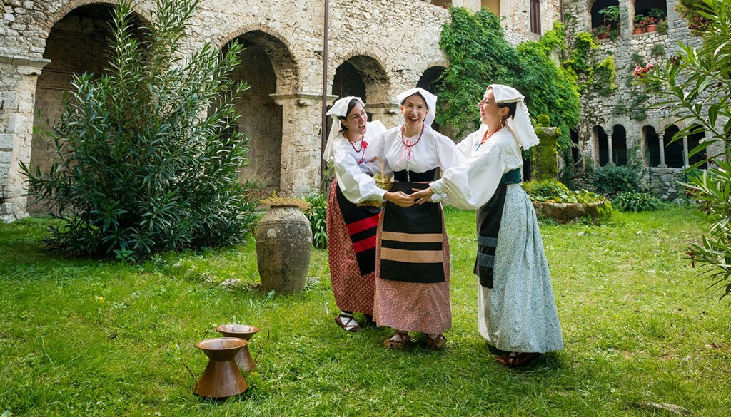Donne ciociare che ballano nel giardino della Badia di San Sebastiano di Alatri