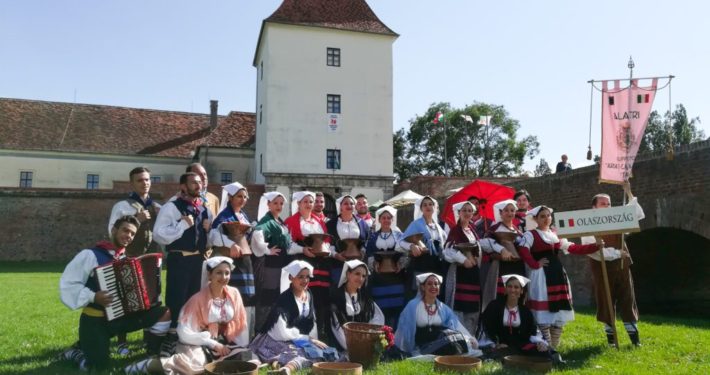 Foto di gruppo di Aria di Casa Nostra al Festival Folk di Sarvar Ungheria del 2017