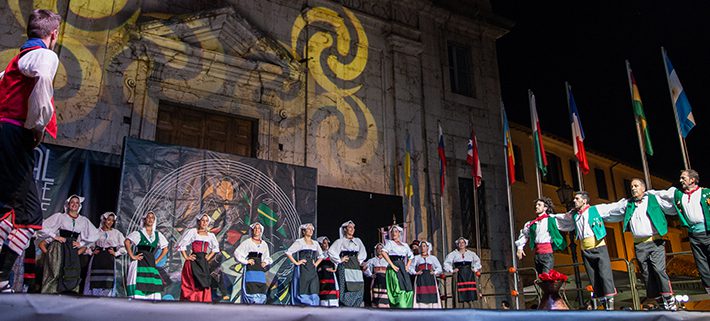 Il gruppo folk Aria di Casa Nostra sul palco del Festival Internazionale del folklore Flavio Fiorletta di Alatri
