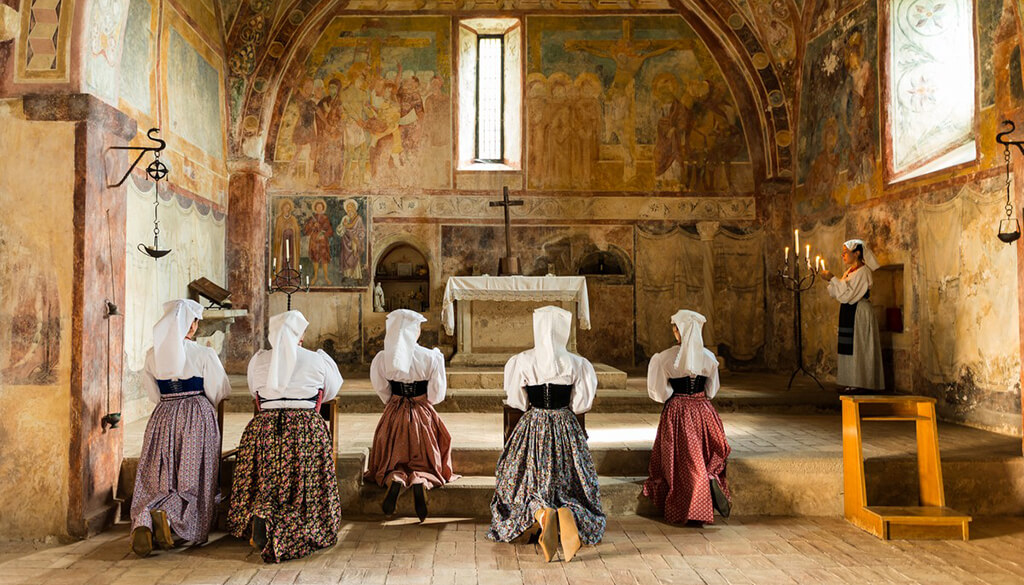 Gruppo di ragazze in abito ciociaro nella chiesa del Protocenobio di San Sebastiano di Alatri