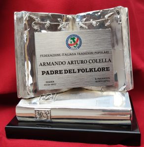 Riconoscimento i Padri del Folklore 2021 assegnato dalla Federazione Italiana Tradizioni Popolari al presidente di Aria di Casa Nostra Armando Arturo Colella